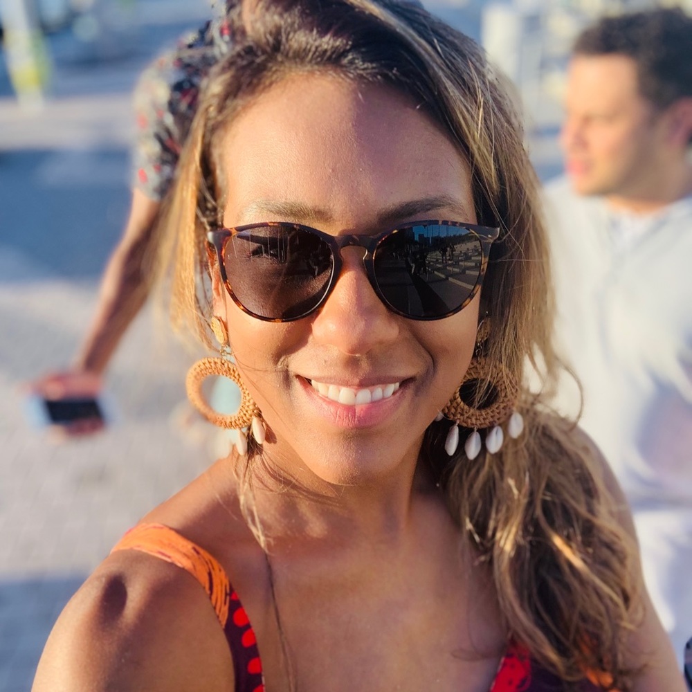 Meet your Posher, Thais